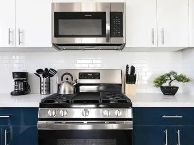 a kitchen with a stove and a microwave at Prestige 5BR Townhome Near LA Hot Spots in Los Angeles