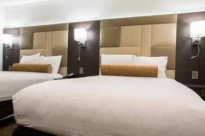a hotel room with two beds and two lights at Hotel Xilo Glendale in Glendale