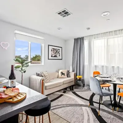 Spacious Luxury Villas in the heart of LA! Free parking and Jacuzzi