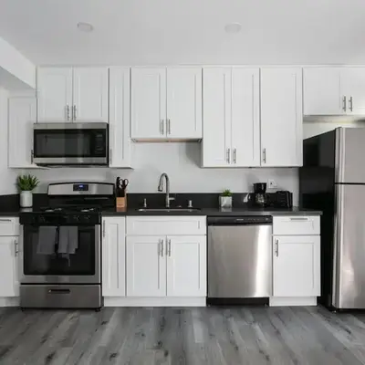Enjoy Stylish 3BR Apt Sleeps 6 with Free Parking