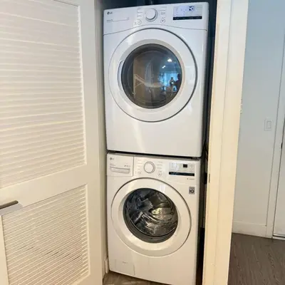 a washer and a washing machine in a room at 3 bedroom Home Casa Serenity Central Los Angeles in Los Angeles