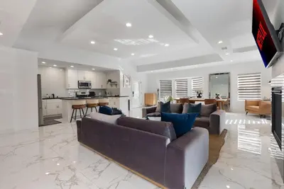 a living room with a couch and a kitchen at Serene Luxe Residence near Rose Bowl in Pasadena