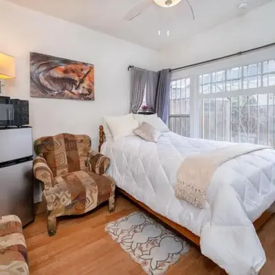 Cozy Studio Near Downtown LA with AC WiFi and Snacks