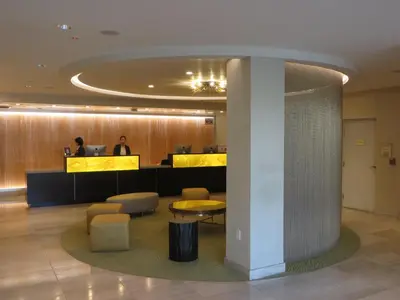a lobby with a waiting area with a table and chairs at Hotel Aventura in Los Angeles