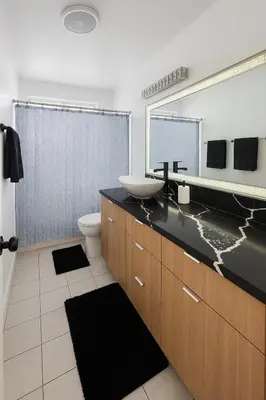 a bathroom with a sink and a toilet and a mirror at Kenmore relax in Los Angeles