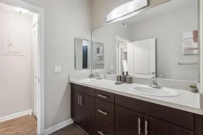 a bathroom with two sinks and a large mirror at Chic Marina Oasis 5 star Amenities Central in Los Angeles