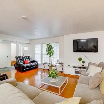 Home 1 Mi to UC Riverside Families Welcome!