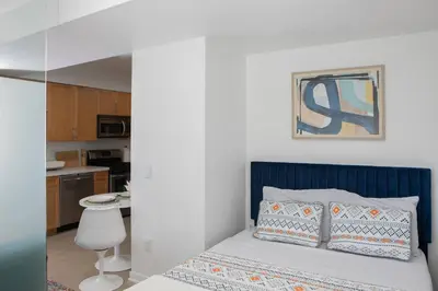 a bedroom with a bed and a kitchen at Stylish Santa Monica Apt Free Parking & Wi-Fi in Los Angeles