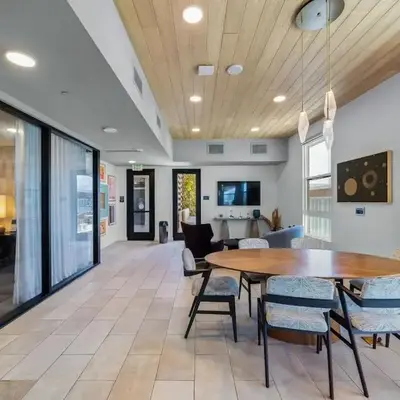 Chic Downtown Stay Walk to Beach