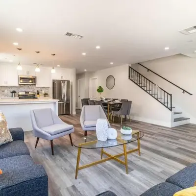 Modern 4BR Stay Premium Beds & Full Kitchen