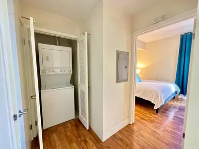 a small room with a bed and a room with aermottermott at 2 King Beds DTSM! Walk to Pier, Promenade & Beach in Los Angeles