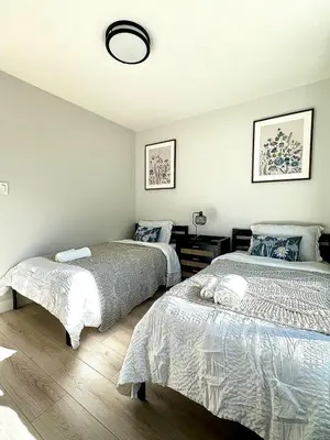 a bedroom with two beds at The Mills Retreat in Whittier Near Disney in Whittier