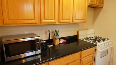 a kitchen with a microwave and a stove at \u963f\u5c14\u7f55\u5e03\u62c9\u6c11\u5bbf in Alhambra