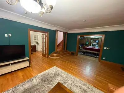 an empty living room with a flat screen tv at Hollywood Heritage Villa in Los Angeles