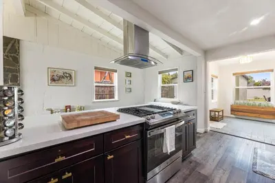 a kitchen with a stove top oven in a room at Casa Verde in Inglewood