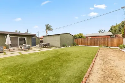 a backyard with a lawn and a fence at Casa Verde in Inglewood