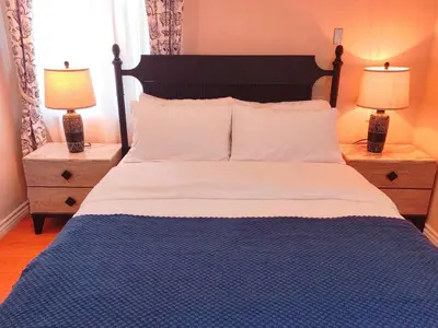a bed with a blue and white bedspread and two lamps at \u6c11\u5bbf\u963f\u5c14\u7f55\u5e03\u62c9888 in Alhambra