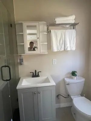 a bathroom with a sink and a toilet and a mirror at \u6c11\u5bbf\u963f\u5c14\u7f55\u5e03\u62c9888 in Alhambra