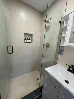a bathroom with a shower and a sink at \u6c11\u5bbf\u963f\u5c14\u7f55\u5e03\u62c9888 in Alhambra