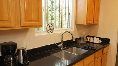 a kitchen counter with a sink and a window at \u6c11\u5bbf\u963f\u5c14\u7f55\u5e03\u62c9888 in Alhambra