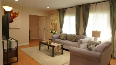 a living room with two couches and a table at \u6c11\u5bbf\u963f\u5c14\u7f55\u5e03\u62c9888 in Alhambra