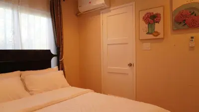 a bedroom with a bed and a white door at \u6c11\u5bbf\u963f\u5c14\u7f55\u5e03\u62c9999 in Alhambra