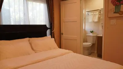 a bedroom with a bed with a window and a toilet at \u6c11\u5bbf\u963f\u5c14\u7f55\u5e03\u62c9999 in Alhambra