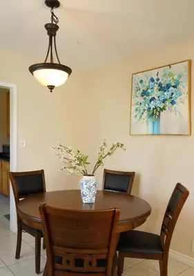 a dining room table with chairs and a vase on it at \u6c11\u5bbf\u963f\u5c14\u7f55\u5e03\u62c9999 in Alhambra