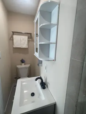 a white bathroom with a sink and a shower at \u6c11\u5bbf\u963f\u5c14\u7f55\u5e03\u62c9666-888 in Alhambra