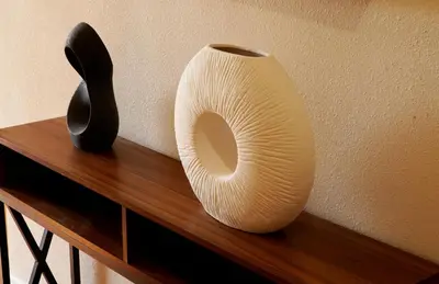 a white vase and a black object on a wooden shelf at \u6c11\u5bbf\u963f\u5c14\u7f55\u5e03\u62c9666-888 in Alhambra