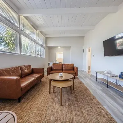 Spacious 2-Bedroom Duplex in Beverly Hills Residential Area