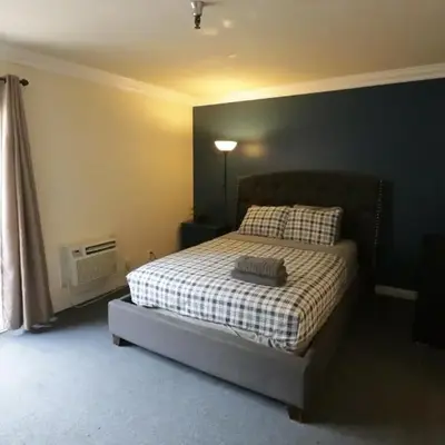 Beverly Hills Queen Bed Studio