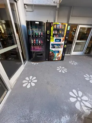 a vending machine in a store with white flowers on the floor at Hollywood Studio with Pool, Parking, Gym & Sign View in Los Angeles