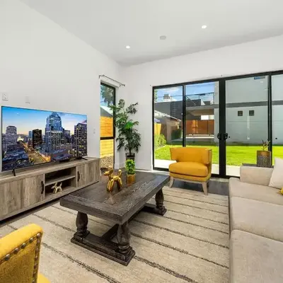 5BR Gorgeous Melrose Villa with Parking