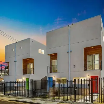 Upscale 4BR Townhouse Sleeps 8 with Fast WiFi