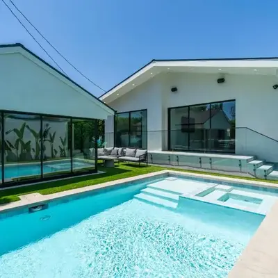 Modern Poolside Paradise