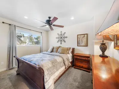 a bedroom with a bed and a ceiling fan at Holiday Home Haus mit Seeblick - Atemberaubende Aussicht - Haustierfreundlich by Interhome in Lake Arrowhead