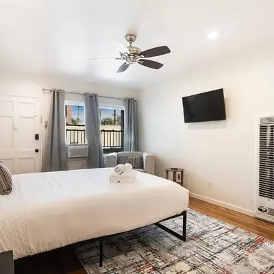 Bright Second-Floor Studio Near Beverly Hills