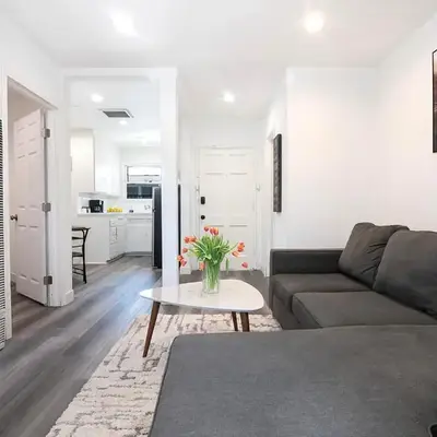 Comfortable 2Bedroom apartment close to Beverly Hills