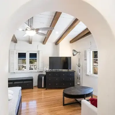 Cozy Beverly Hills Studio Near Shopping with Kitchen