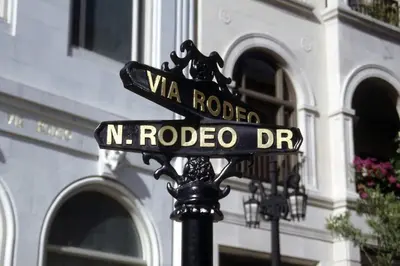 a street sign on a pole in front of a building at 2BR Guest Suite With Parking and Garden in Pico Robertson Near Beverly Hills and Cedar Sinai in Los Angeles