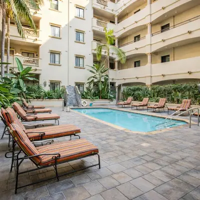 a hotel with a swimming pool and lounge chairs at Evera Residence- 1Bed with Free Parking, Pool and Sauna in Los Angeles