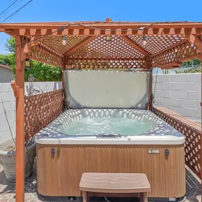 Spacious 5 Bedroom Home Near Disneyland & Knotts with Jacuzzi Spa