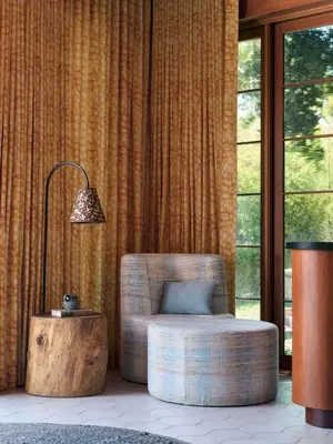 a room with a chair and a table and a lamp at Paradise De Rocas Antiguas in Los Angeles