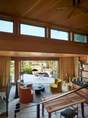 a living room with a table and chairs at Paradise De Rocas Antiguas in Los Angeles