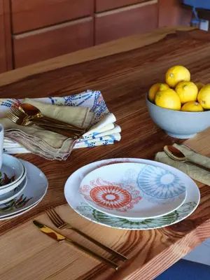 a wooden table with plates and a bowl of lemons at Paradise De Rocas Antiguas in Los Angeles