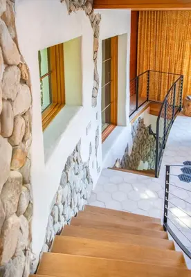 a staircase in a house with a stone wall at Paradise De Rocas Antiguas in Los Angeles