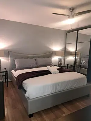 a bedroom with a large bed in a room at Amazing 3 bedrooms with 3 bedroom apt in the center of Beverly Hills in Los Angeles