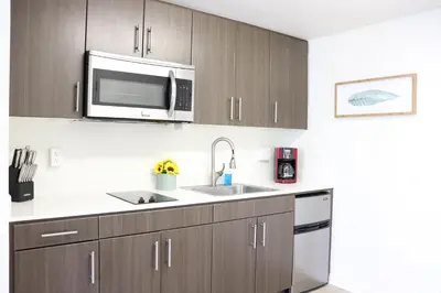 a kitchen with a microwave and a sink at Promenade Studio With Free Parking in Los Angeles