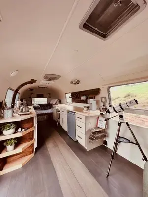 an image of a kitchen in a camper van at Zaromelranch